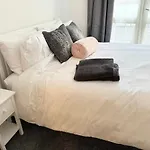 Superb 2 Bed 2 Bathroom Free Parking