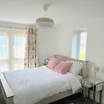 Superb 2 Bed 2 Bathroom Free Parking
