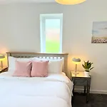 Superb 2 Bed 2 Bathroom Free Parking