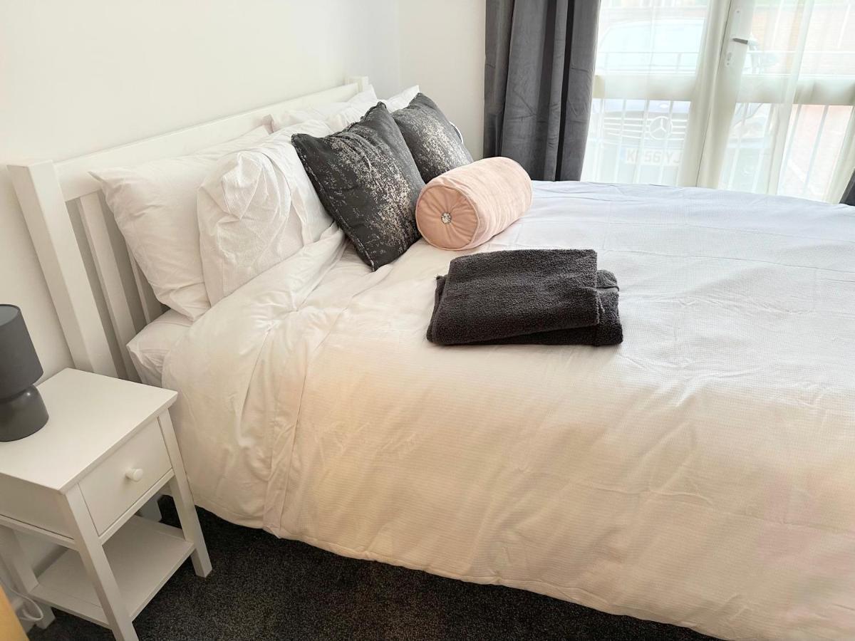 Superb 2 Bed 2 Bathroom Free Parking *