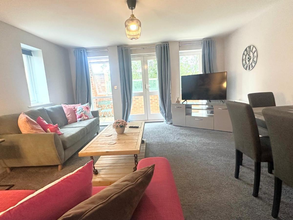 Superb 2 Bed 2 Bathroom Free Parking Apartment
